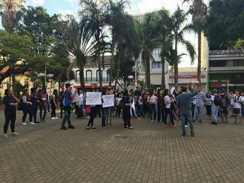 Estudantes de colégio estadual, em Jundiaí, realizam ato denunciando estrutura precarizada
