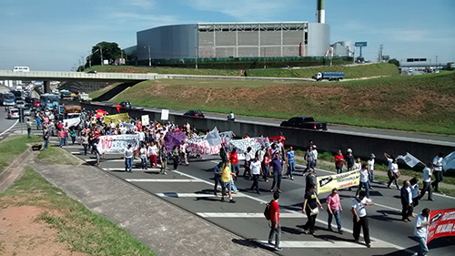 Professores fecham rodovias e avenidas por todo Estado de São Paulo