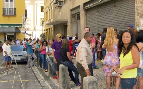 Enquanto políticos fazem jantares de luxo, Servidores do Rio fazem fila por cesta básica no Natal