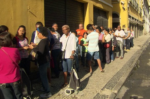 Absurdo: Servidores do RJ seguem sem salários e precisam de doações de alimentos