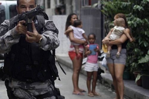 O que leva o Bope a fazer uma operação de 12h no conjunto de favelas da Maré?