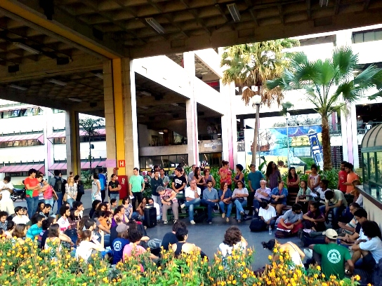 Na UFMG, mais de 100 estudantes e professores discutem a tragédia de Bento Rodrigues - Mariana