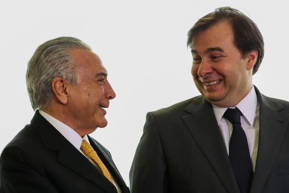 Maia aproveita rebaixamento do Brasil para apressar a reforma da previdência