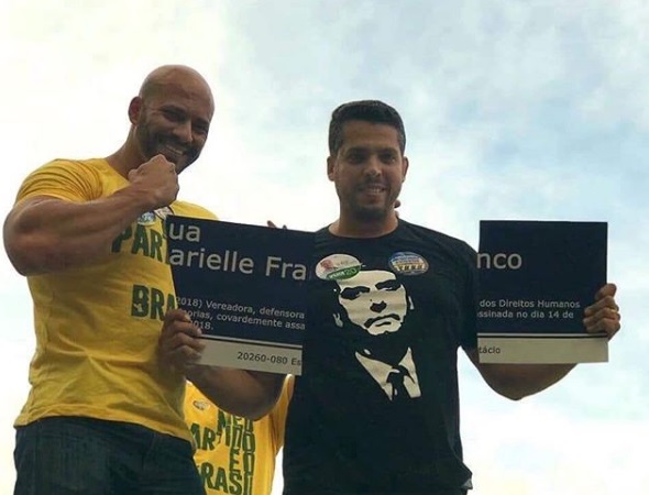 Candidatos do partido de Bolsonaro tiram foto rasgando placa com nome de Marielle Franco 