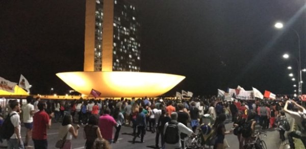 Em Brasília, também há manifestação de milhares pela derrubada de Temer