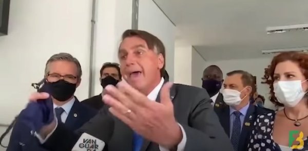 Bolsonaro dá chilique descontrolado após ser questionado sobre máscaras por jornalista
