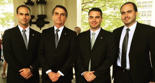 Com todo salário da vida, Bolsonaro não chegaria ao total que declarou, segundo blog