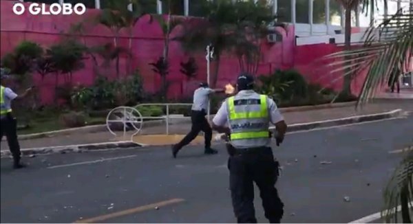 [VÍDEO] Polícia atira com arma de fogo em manifestante em Brasília