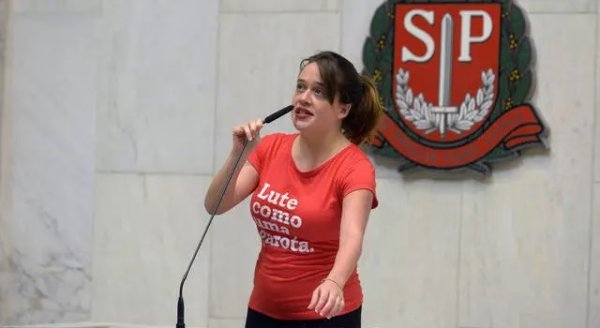 Isa Penna é atacada e ameaçada de cassação pela extrema direita após recitar poema na Alesp