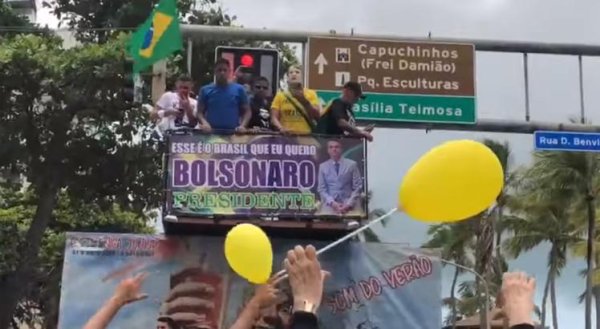 Apoiadores de Bolsonaro fazem canção defendendo ‘ração na tigela' para mulheres