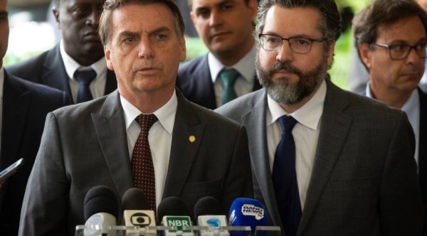 Chanceler de Bolsonaro promete expurgo no Itamaraty contra 'pautas abortistas' e 'anticristãs'
