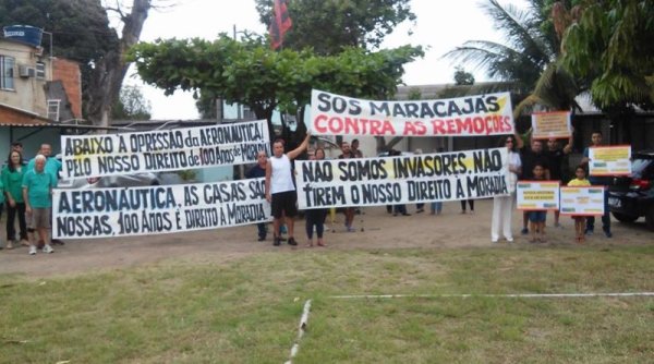 Moradores protestam no aeroporto Galeão-RJ contra remoções promovidas pela Aeronáutica