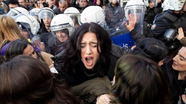 Turquia leva a julgamento sete mulheres por realizarem a performance “Um estuprador no seu caminho”