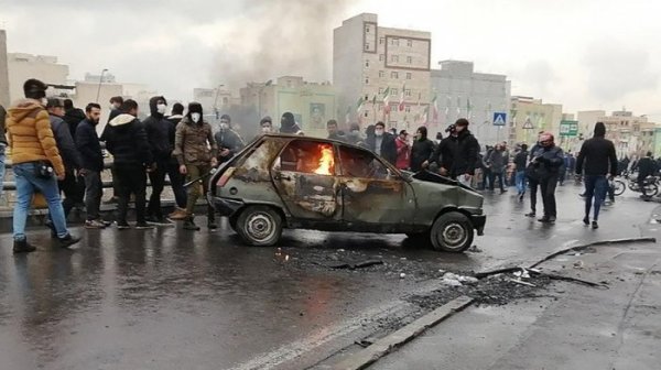 Protestos no Irã contra o governo por causa do aumento de combustíveis