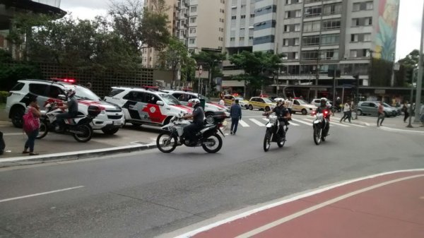 Policia de Alckmin e Doria cerca manifestação contra aumento e revista na saída do metrô