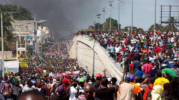 Protestos no Haiti paralisam o país e sofrem repressão violenta da polícia