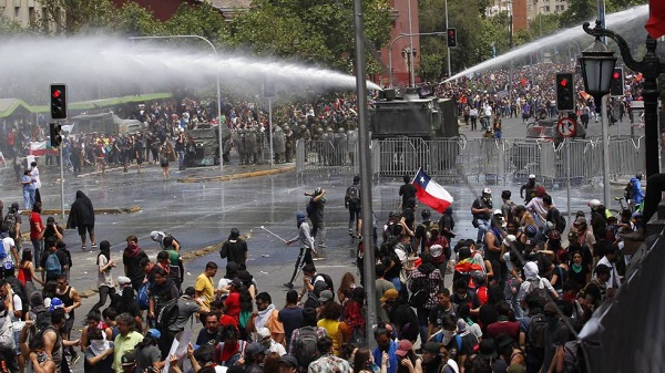 A crucificação de 3 manifestantes em antena é a mais nova atrocidade da Polícia chilena