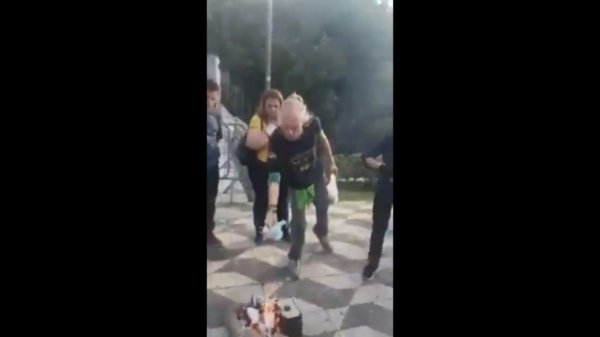 Grupo de bolsonaristas queima máscaras na Alesp: “Vamos queimar essa focinheira!”