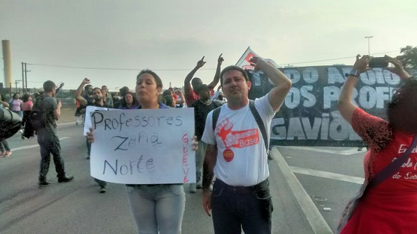 Professores da zona norte de SP e de Guarulhos fecham a Via Dutra 