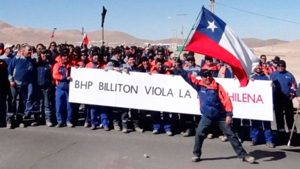 Mineiros chilenos paralisam o maior jazigo de cobre do mundo