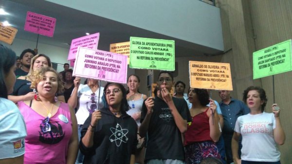 Em Contagem, trabalhadores da educação e da saúde realizam apitaço e exigem direito à fala na Câmara Municipal