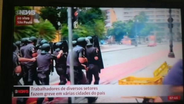 Polícia de Alckmin ataca grevistas em toda São Paulo, trabalhadores resistem 