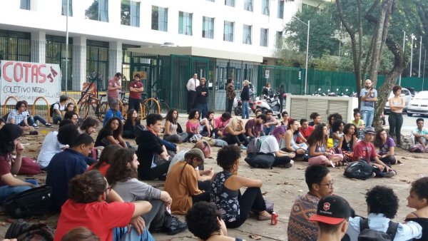 Ato por Cotas na USP Já! reúne dezenas contra o racismo da maior universidade do país