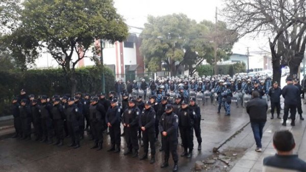 #MacriReprimePepsico: se soma a polícia de Buenos Aires ao brutal operativo para despejar 