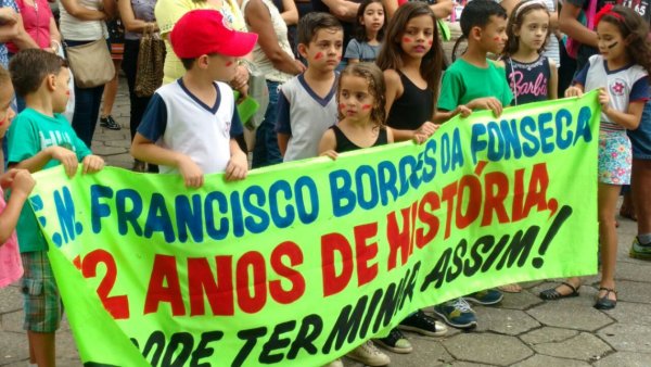 Comunidades escolares reagem ao caos que Alex de Freitas (PSDB) quer impor nas escolas em Contagem