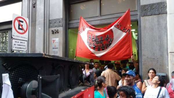 Manifestantes ocupam Secretaria de Transportes em SP contra retirada de linhas de ônibus