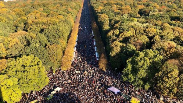 Mais de 200 mil pessoas em Berlim contra o racismo e a direita