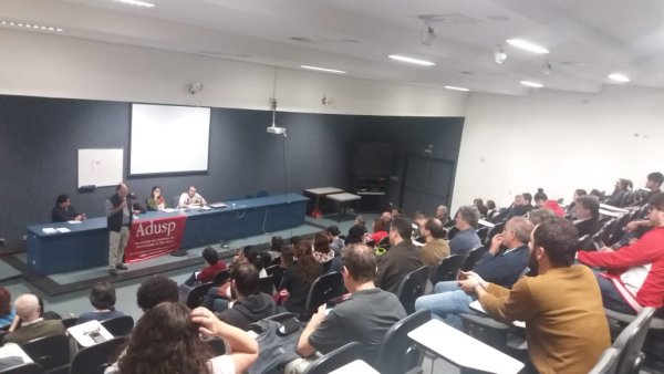 Plenária dos três setores da USP aprova comitê unificado e repudia censura em universidades