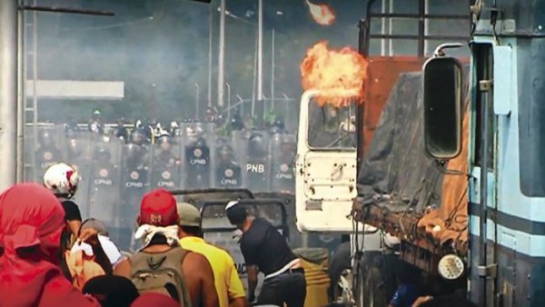 O caminhão com "ajuda humanitária" para a Venezuela foi incendiado por seguidores de Guaidó