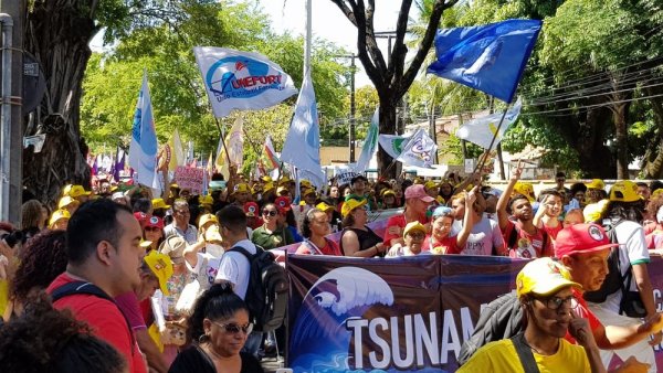 Contra Weintraub e Bolsonaro estudantes e professores protestam no Ceará