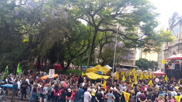 Milhares de professores em assembleia para deflagrar greve contra o pacote de Eduardo Leite