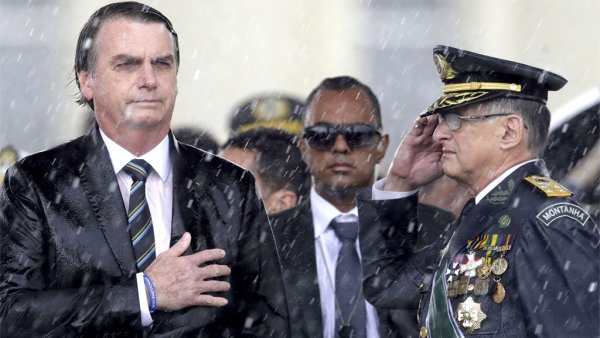 Bolsonaro aumenta vencimentos de militares do alto escalão enquanto ameaça reduzir auxílio