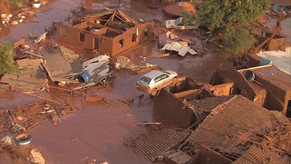 Mineradora Samarco deixa rastro de lama, mortes e destruição em Minas Gerais