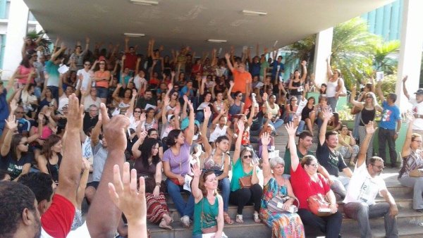 Trabalhadoras da educação de Contagem continuam em greve