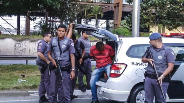 4 pessoas foram presas em protesto contra o golpe em São Paulo