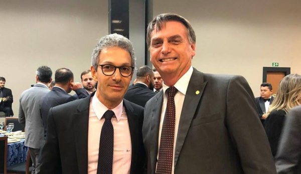 Zema dá título de “cidadão honorário de MG” a Bolsonaro, enquanto oposição nas ruas cresce