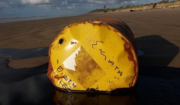 Petróleo atinge maior área de proteção marinha e mais um tambor da Shell é encontrado 
