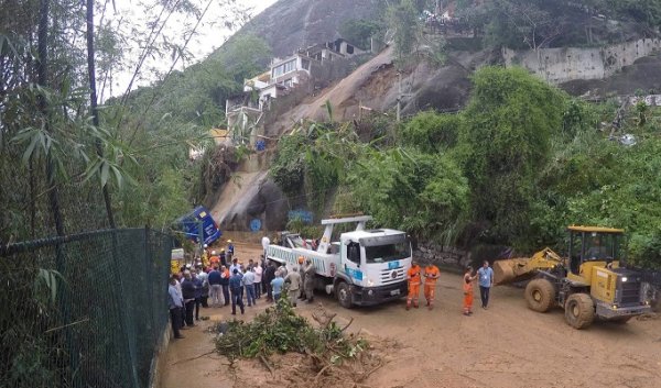 5 mortes e destruição por chuva no Rio são fruto do descaso de Crivella
