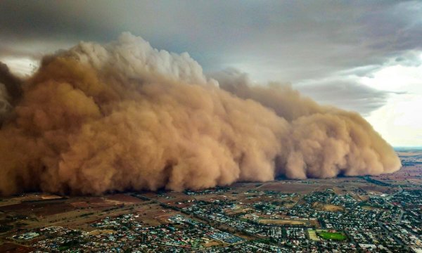 Após incêndios massivos, enormes tempestades de poeira assolam a Austrália