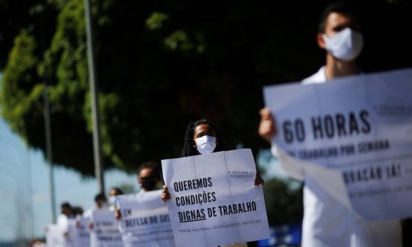 Médicos e enfermeiros residentes continuam sem receber seus salários e voltam a se manifestar em Brasília