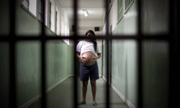 Nas prisões, 1 em cada 3 mulheres são mantidas algemadas na hora do parto