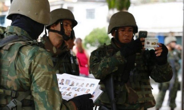 Moradores do Rio denunciam varredura de celulares e mais abusos de militares 
