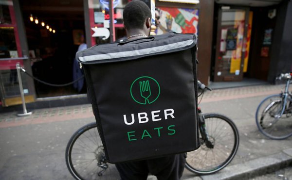 O avanço na precarização do trabalho: Uber Eats cria entregas à pé em SP