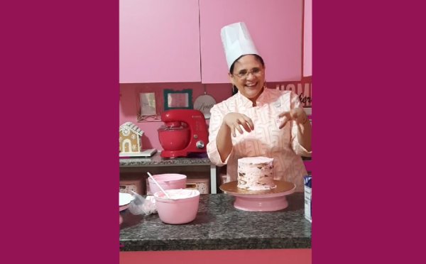 No mundo cor de rosa de Damares, a resposta para a violência contra a mulher é fazer bolo para Bolsonaro