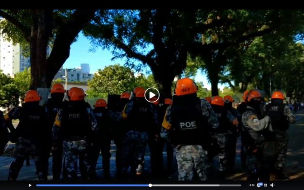 [VIDEO] Brigada Militar reprime violentamente municipários em greve em Porto Alegre