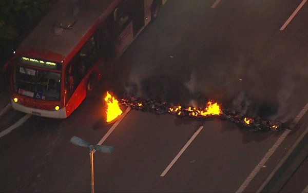 Contra aumento na passagem de ônibus, manifestantes bloquearam a Raposo Tavares